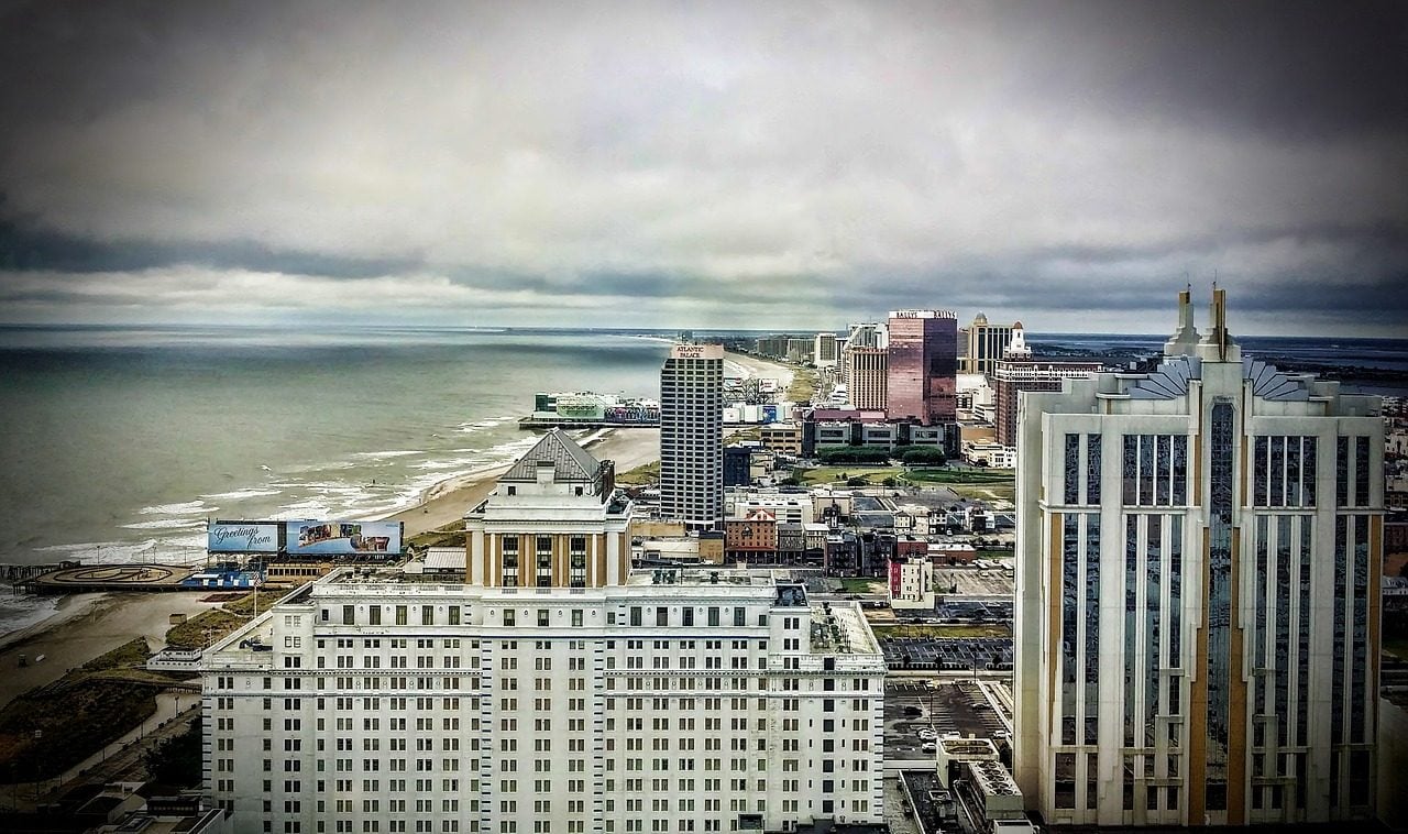 Blick auf wolkiges Atlantic City