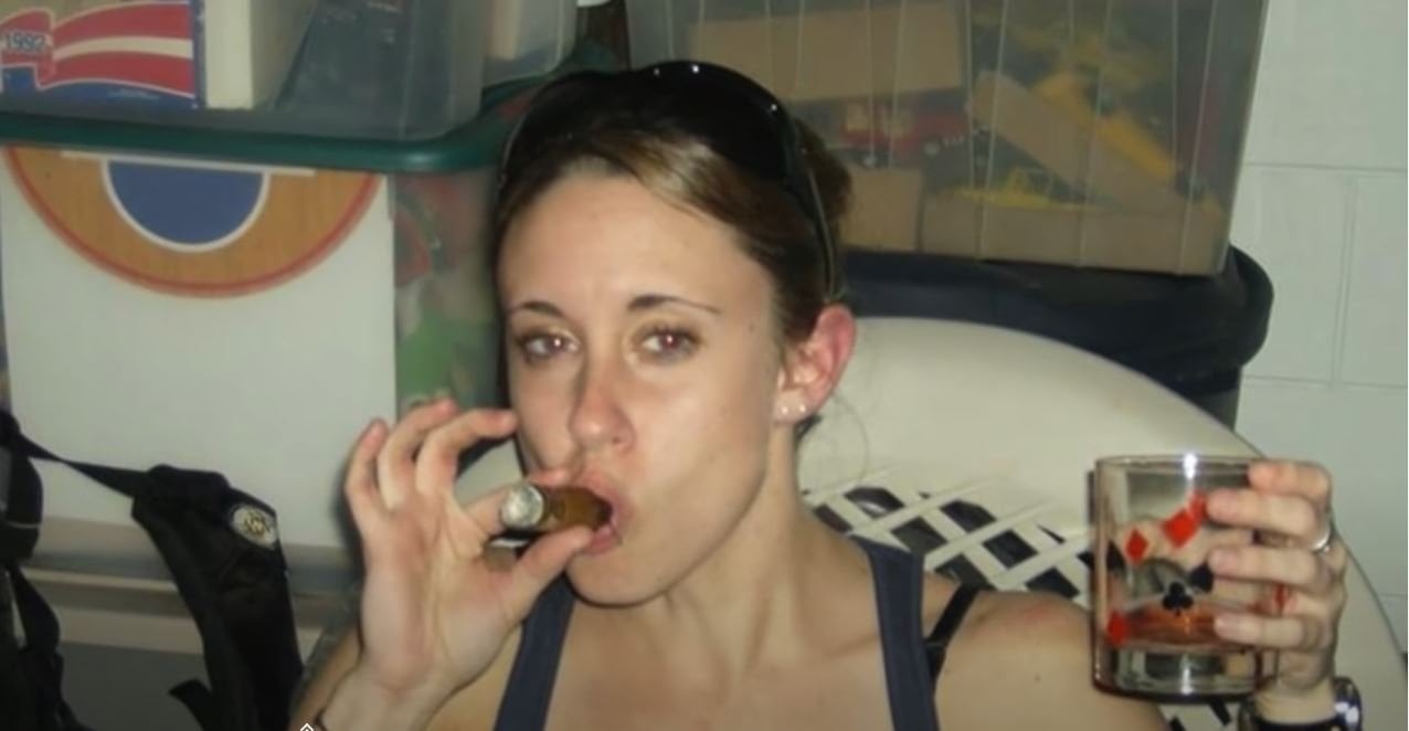 Casey Anthony raucht Zigarre