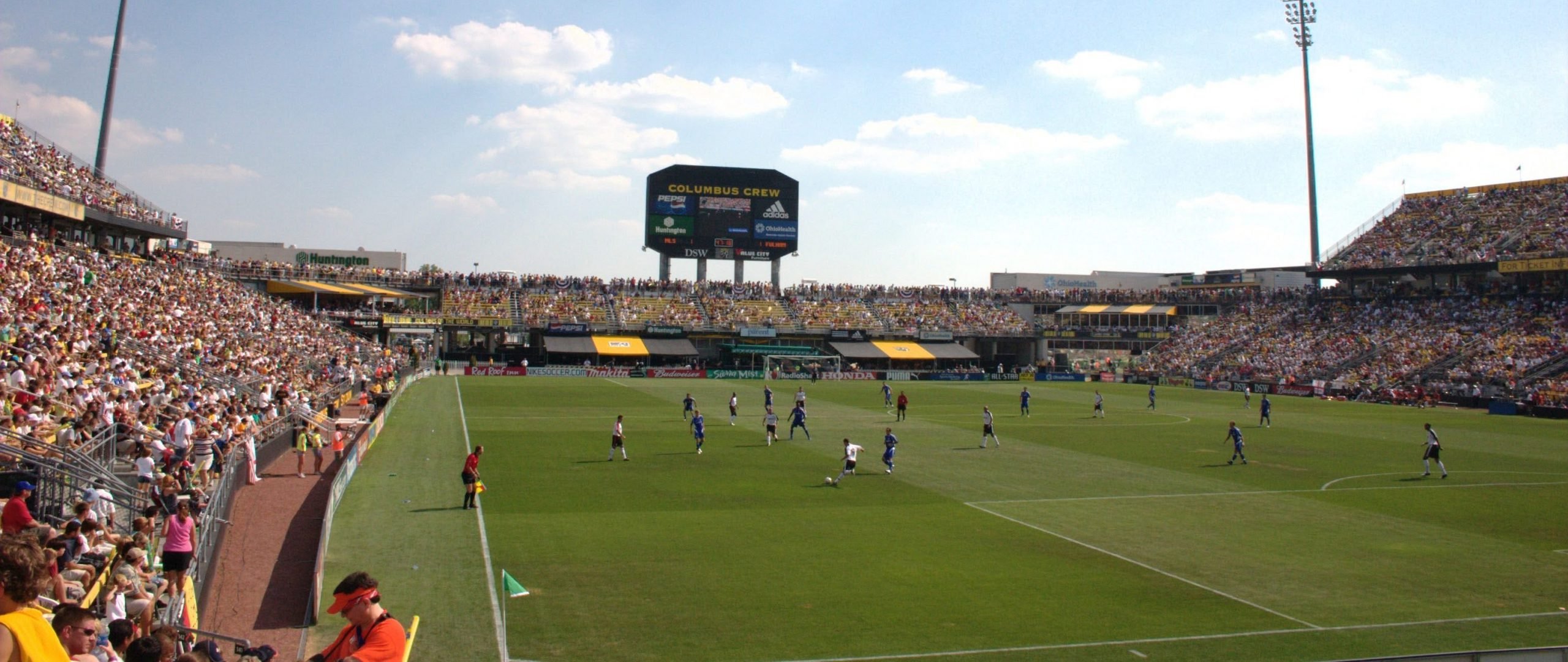 Columbus Crew Stadion im Jahre 2005|Das Logo der Major League Soccer mit drei Sternen|Schweinsteiger beim Antritt auf dem Fußballsplatz