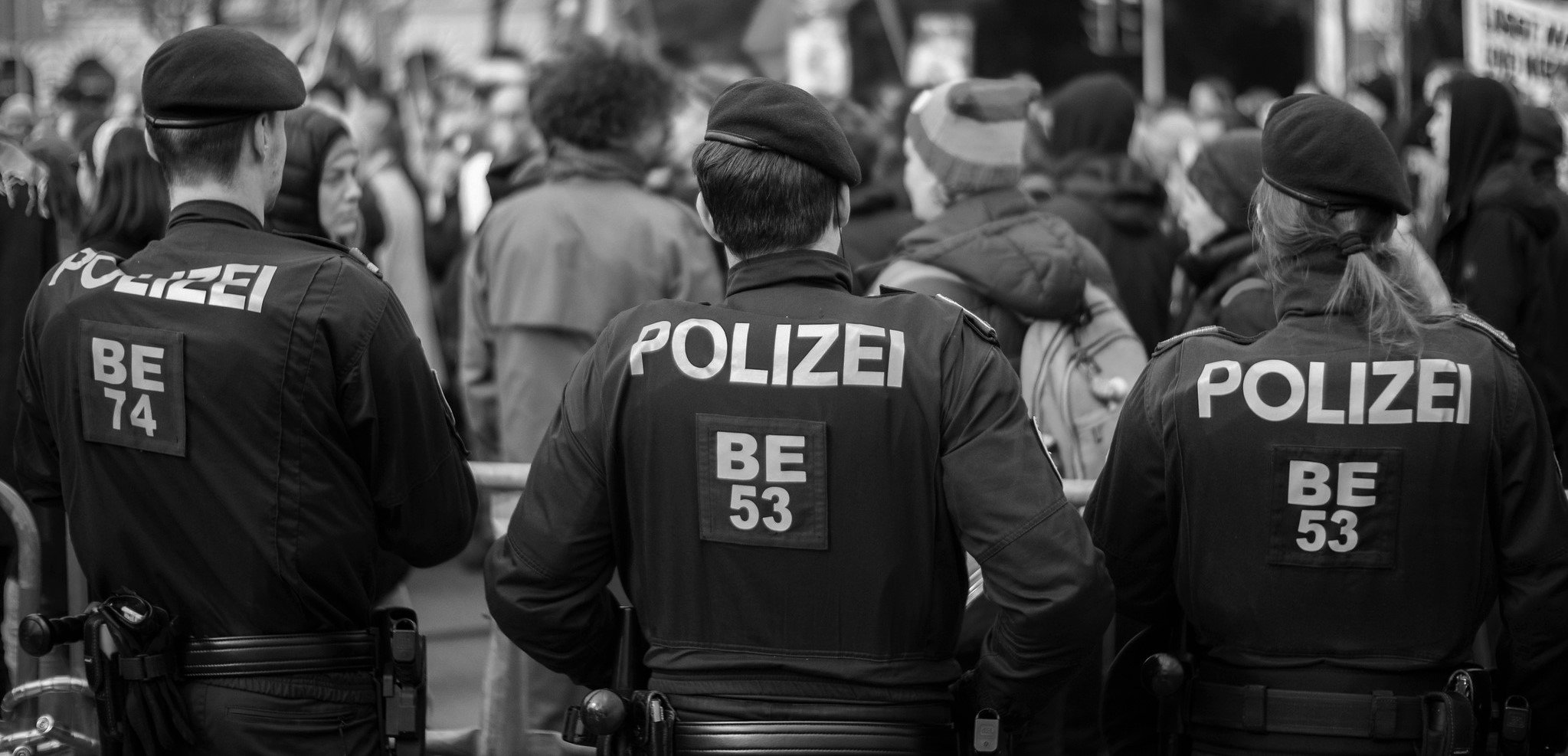 Drei oesterreichische Polizeibeamte von hnten