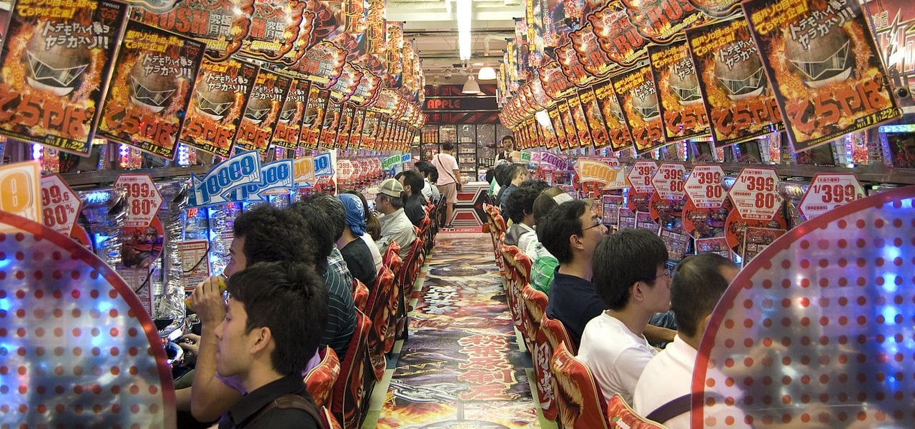 Pachinkoladen mit Spielern|Shibuya bei Nacht|Pachinkoladen mit Spielern|Menschen auf Straße|