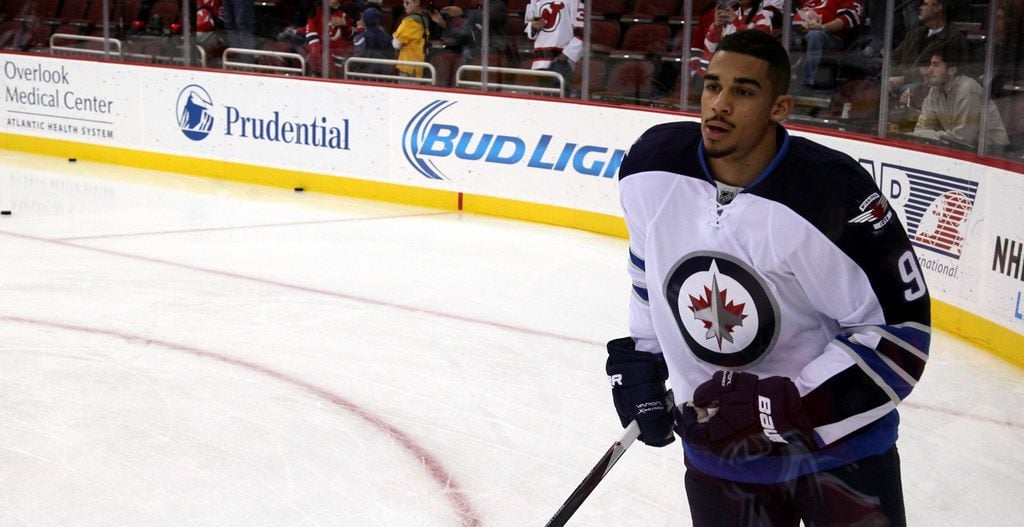 Evander Kane auf dem Eis|Evander Kane auf dem Eis|Ein Puck mit dem Ahornblatt