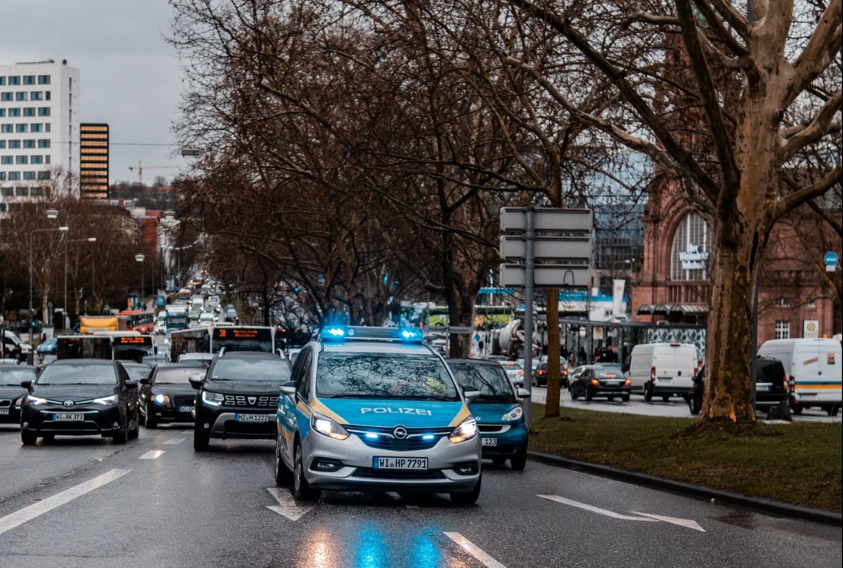 Deutscher Polizeiwagen mit Blaulicht