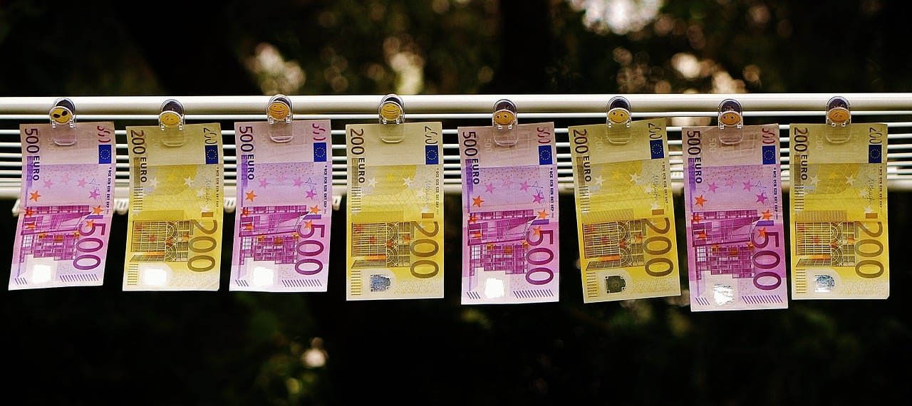 Geldwäsche Euronoten an Leine