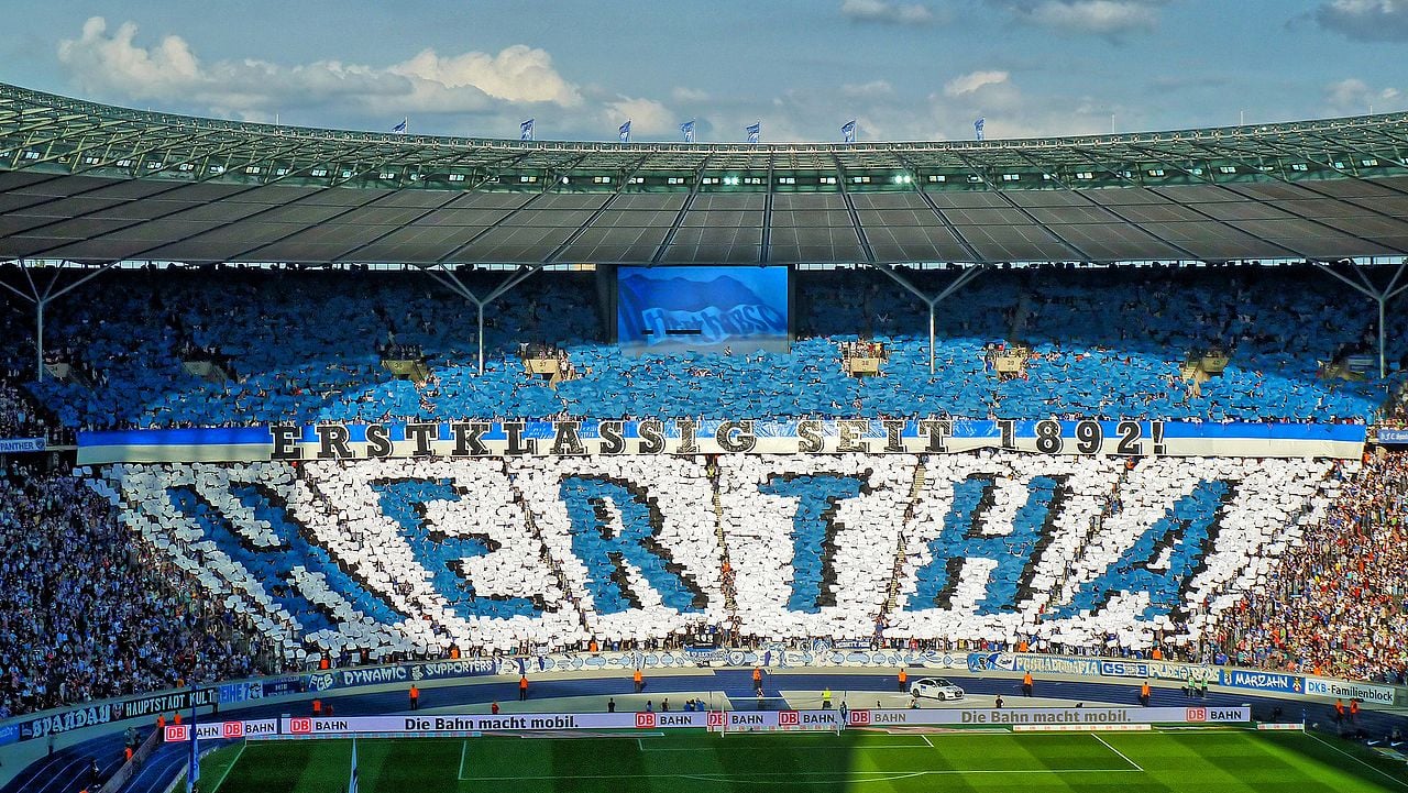 Hertha BSC Fans im Olympiastadion|Hertha BSC Fans im Olympiastadion|Bandenwerbung im Stadion