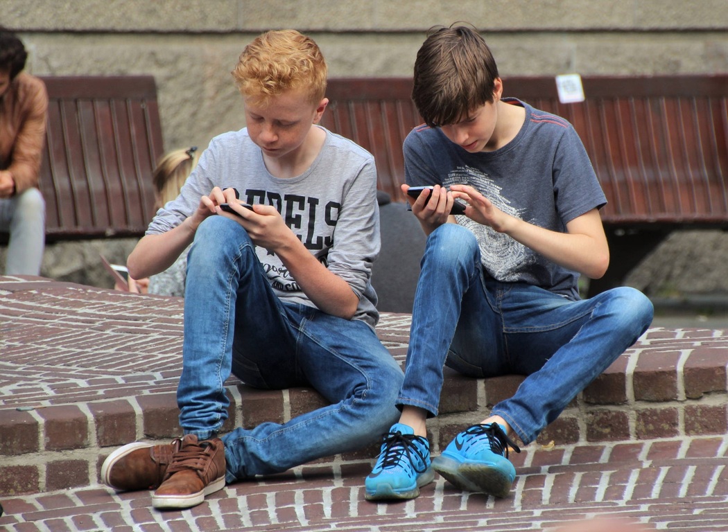 Jungen mit Smartphones|Instagram Altersangabe