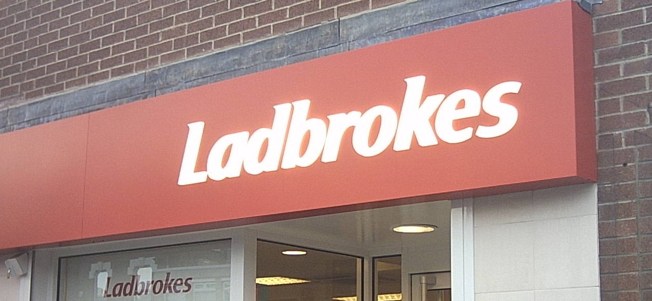 Ladbrokes Schild|Fußball