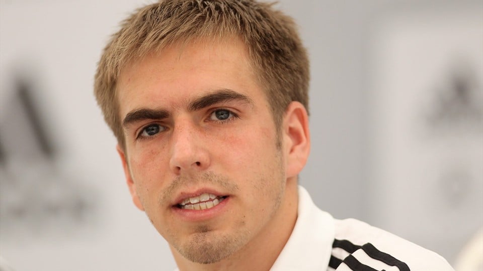 Philipp Lahm soll Organisationschef für EM 2024 werden|Spieler-Profil des Top Fußballers bei „kicker"|DFB Chef Grindel (links) und Ex-Nationalspieler Özil (rechts|