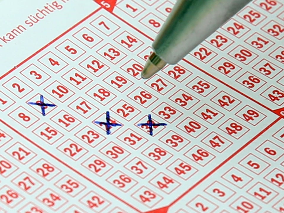 Ein Lottoschein||Geldscheine und Lottoscheine