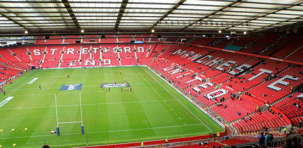 Old Trafford am Tag|Flagge und Logo von ManU||