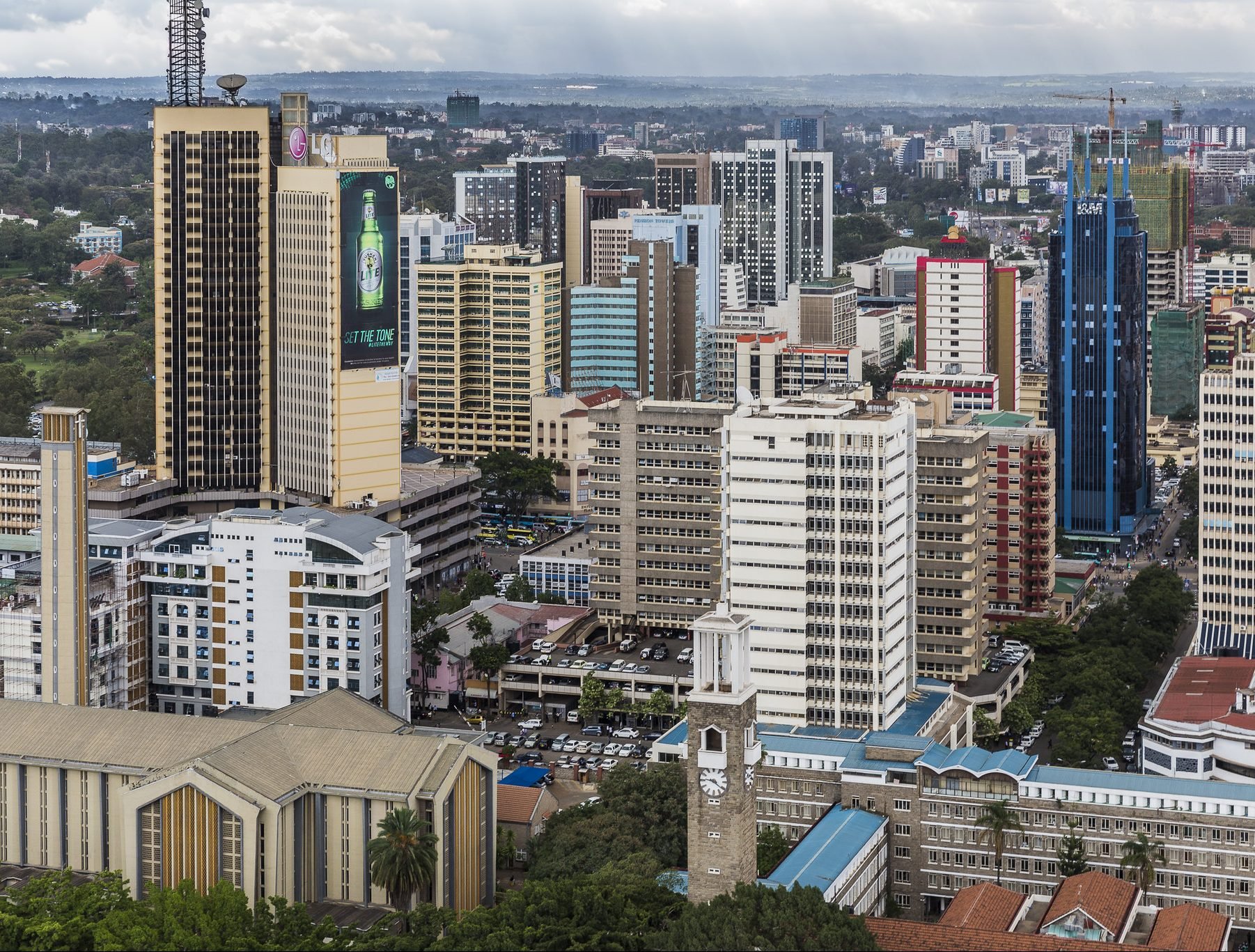 Panoramablick auf Nairobi Kenia|Logo Betika Buchmacher Kenia|Steuerbehörde KRA Kenia