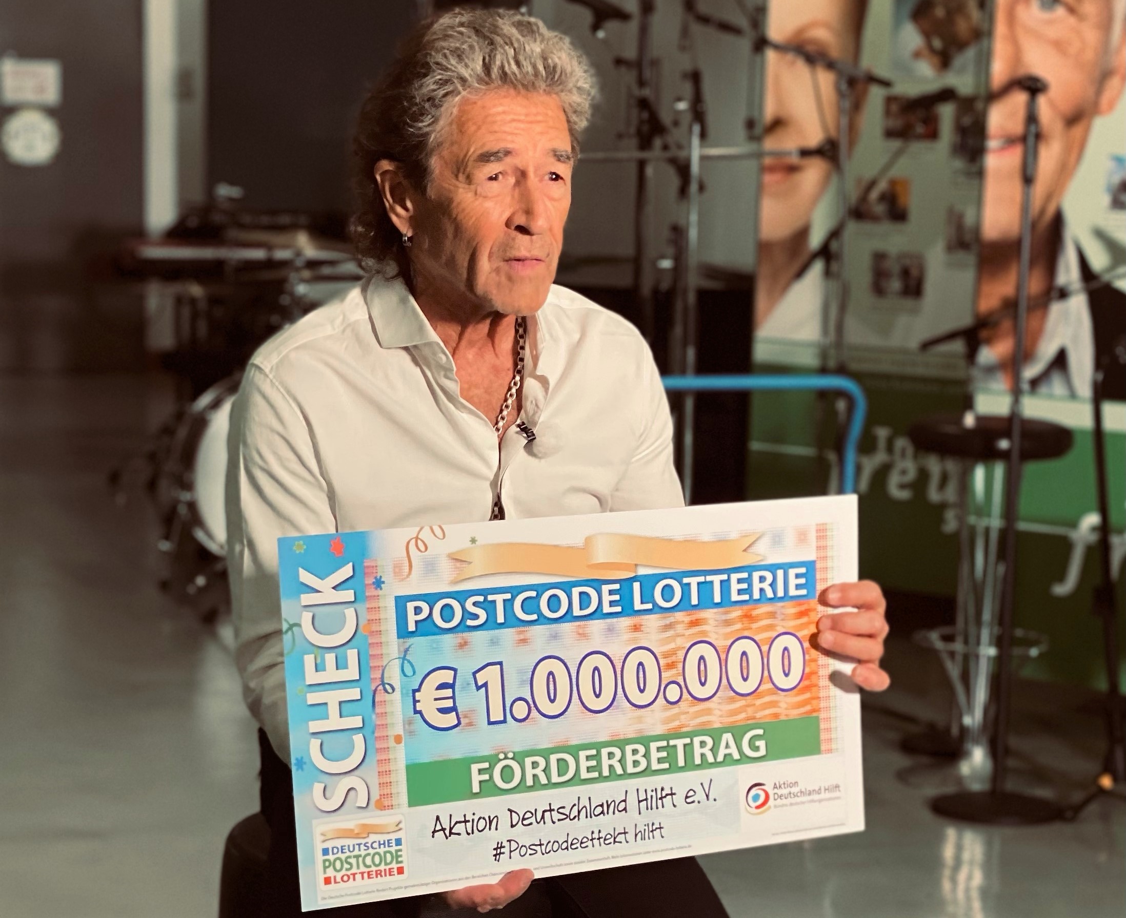 Peter Maffay mit Scheck der Deutschen Postcode Lotterie