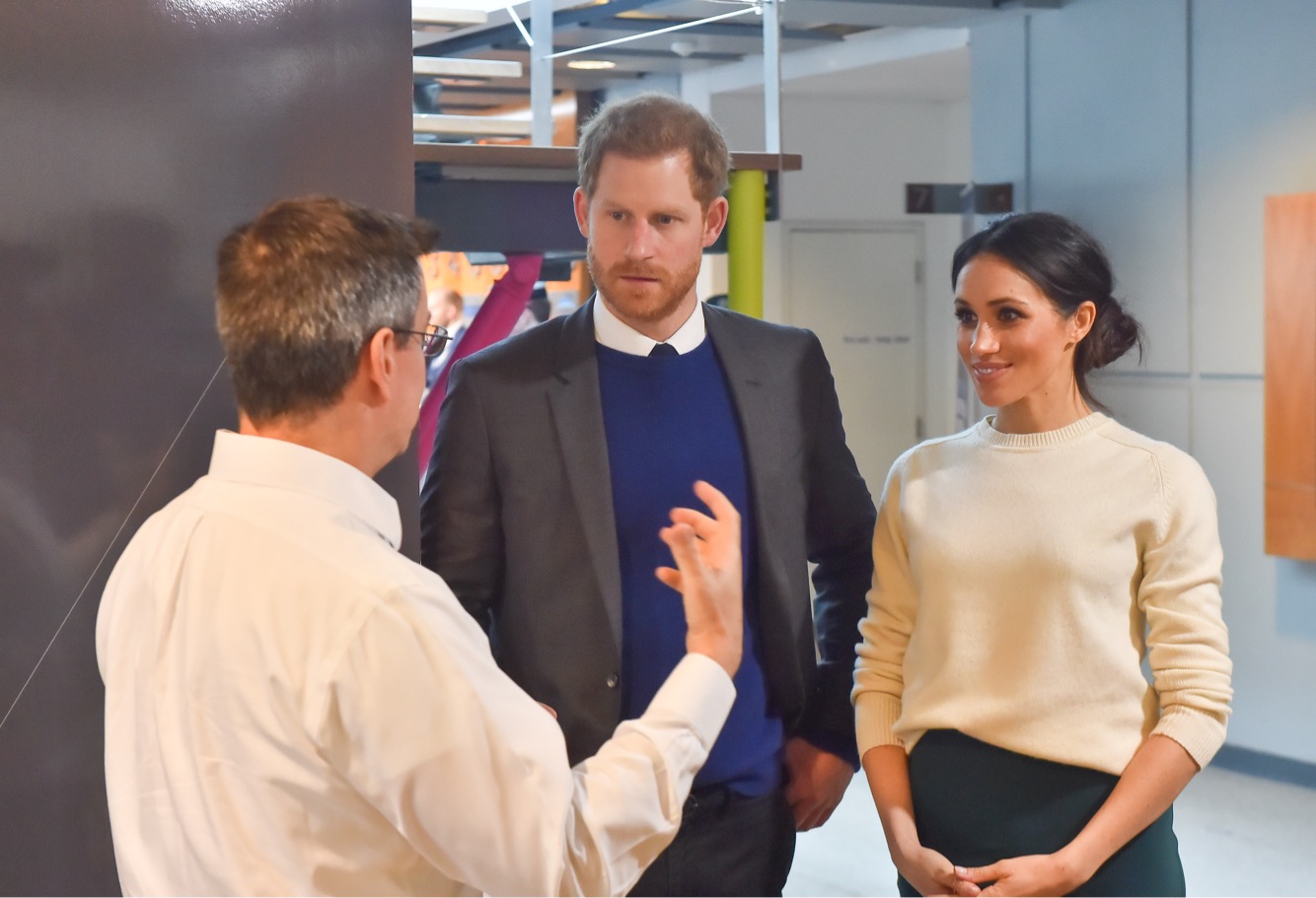 Harry und Meghan bei einem Unternehmensbesuch|