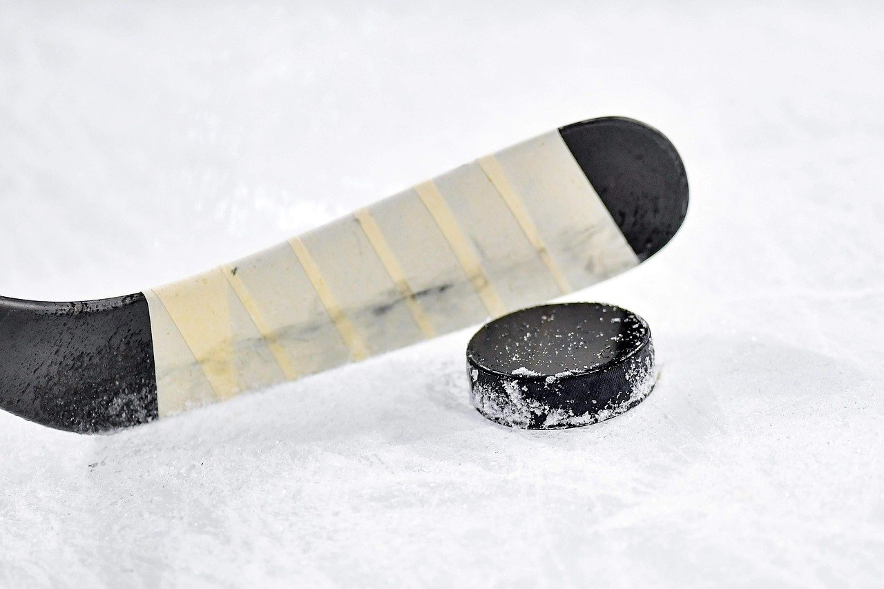 Puck auf Eis Eishockey