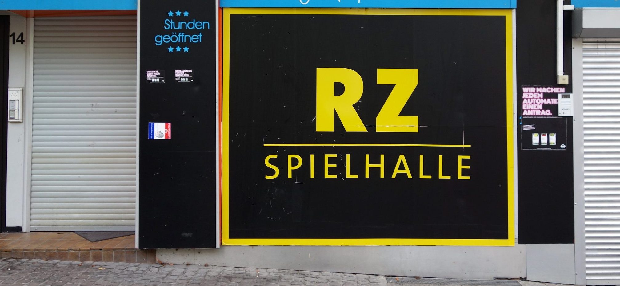 Eine Spielhalle an einer Straße