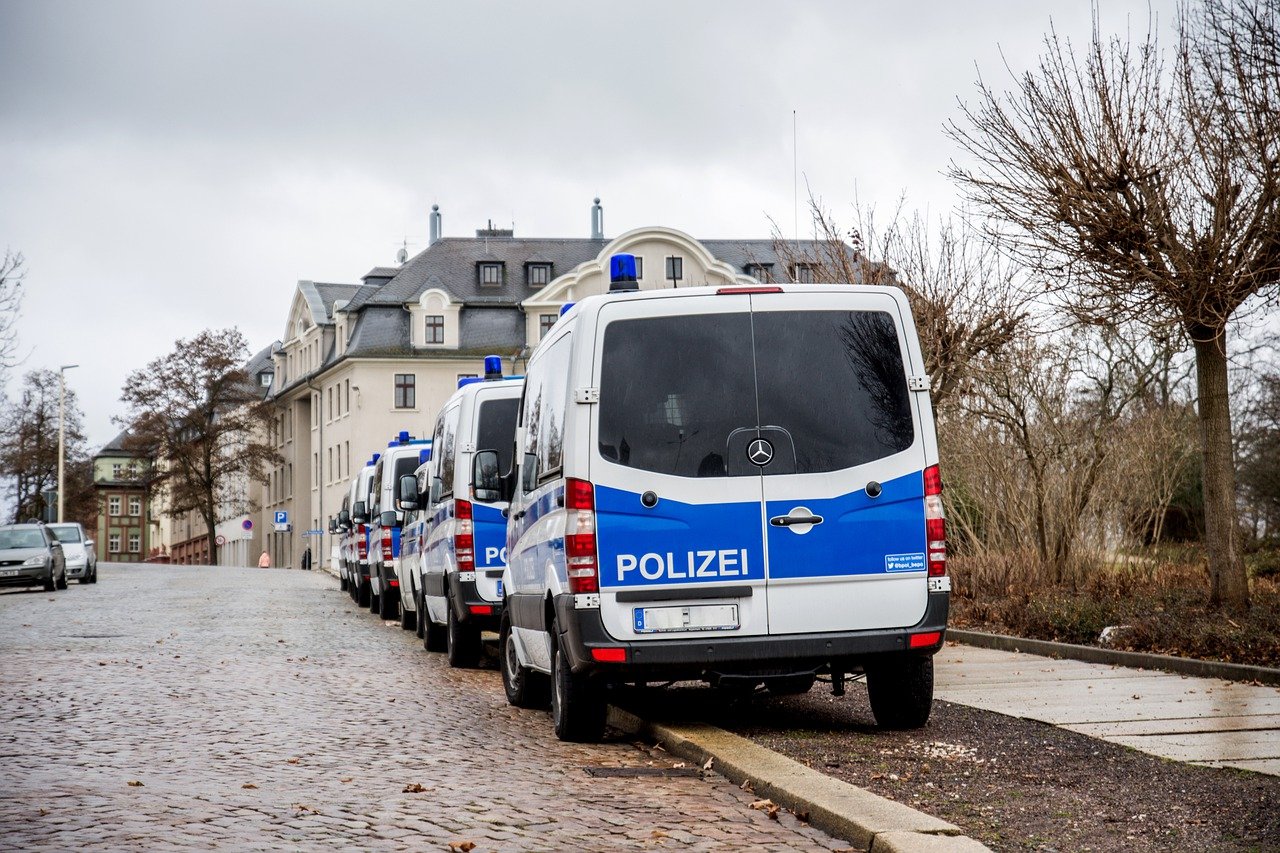 Polizeifahrzeuge am Strassenrand