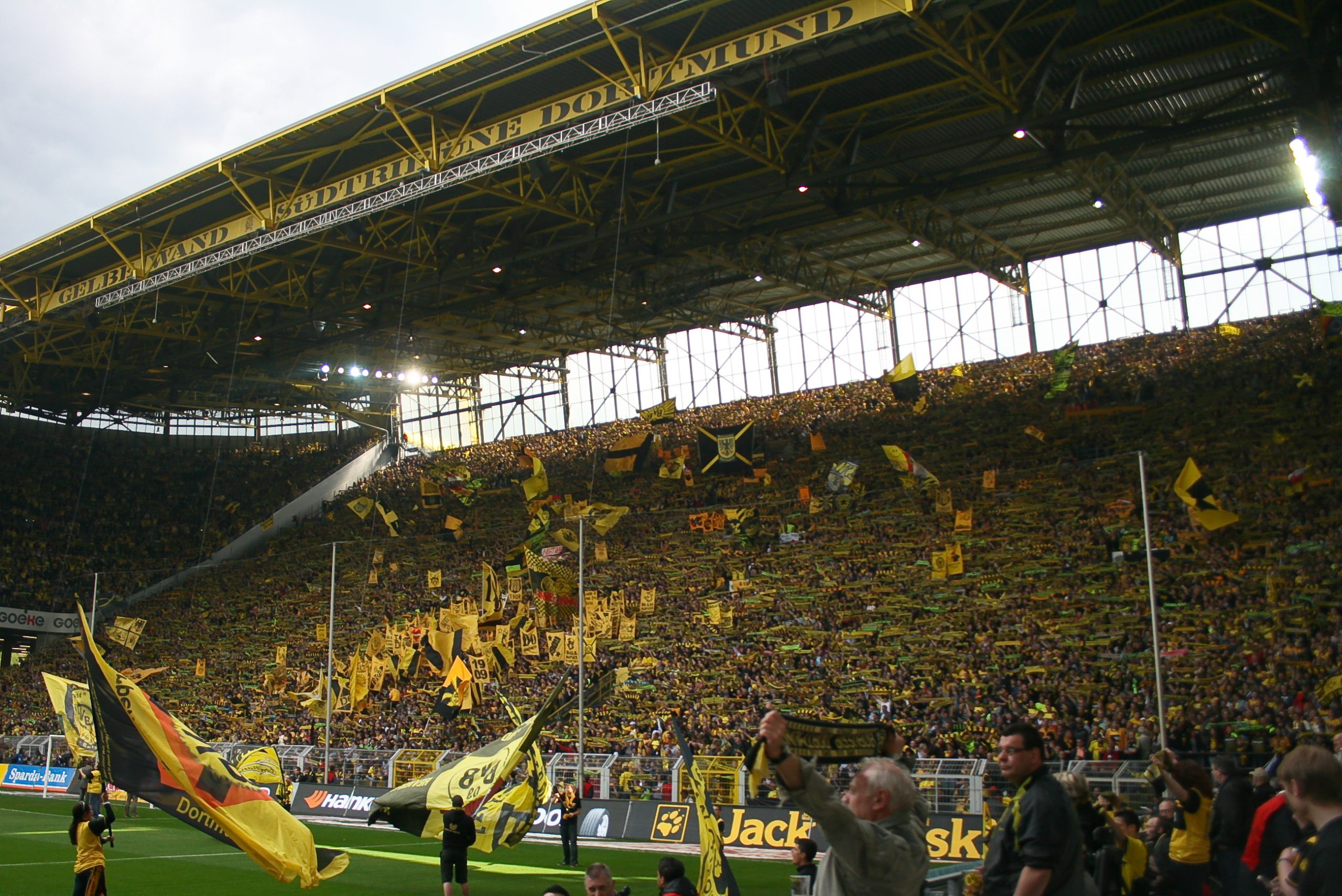 Südtribüne in Dortmund|||Das Logo des FC Bayern München