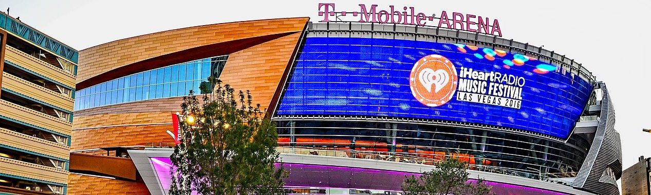 T-Mobile Arena bei Tag||Jones im Anzug