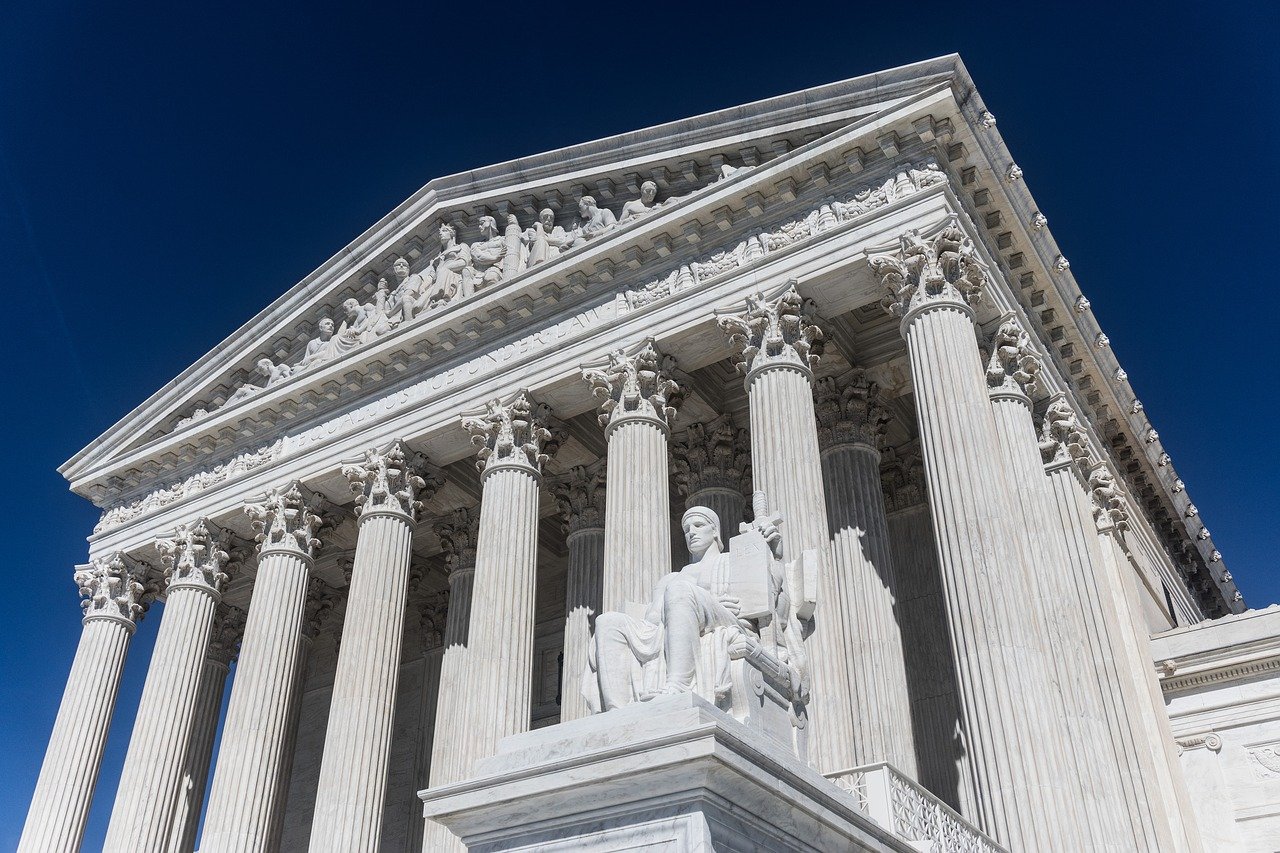 US Supreme Court vor blauem Himmel