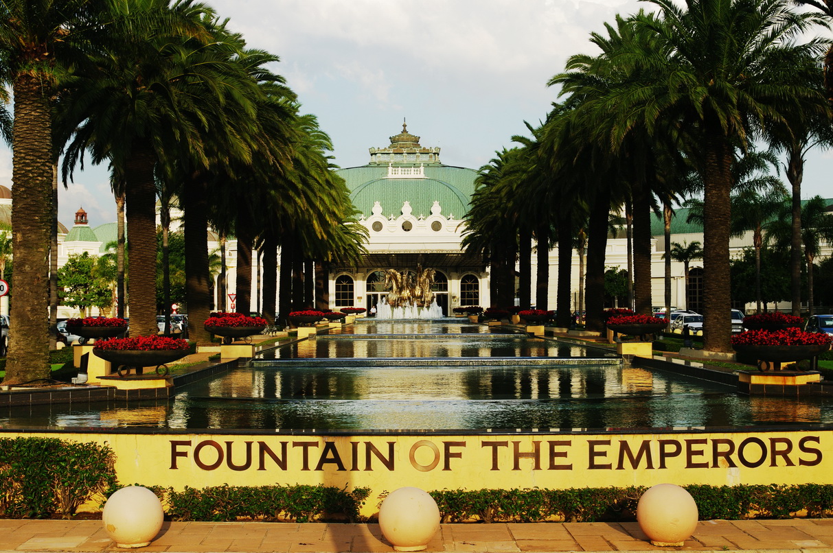 Emperors Palace Springbrunnen|Kevin Lerena mit WM-Guertel|Artur Mann mit Guertel