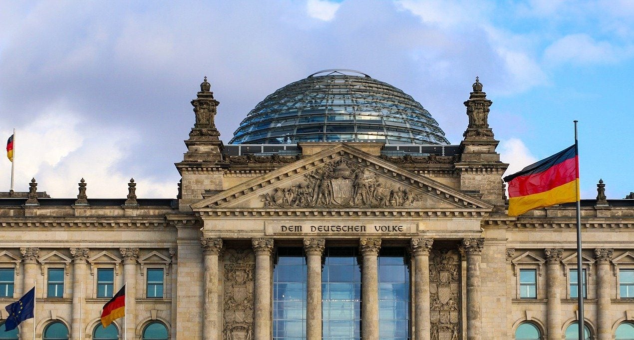 Reichstag in Berlin|Spielchips auf Laptop|||Flagge Schleswig-Holstein||Pokerspieler mit Karten|Person mit Spielkarten|Person am PC|Ein Lottoschein