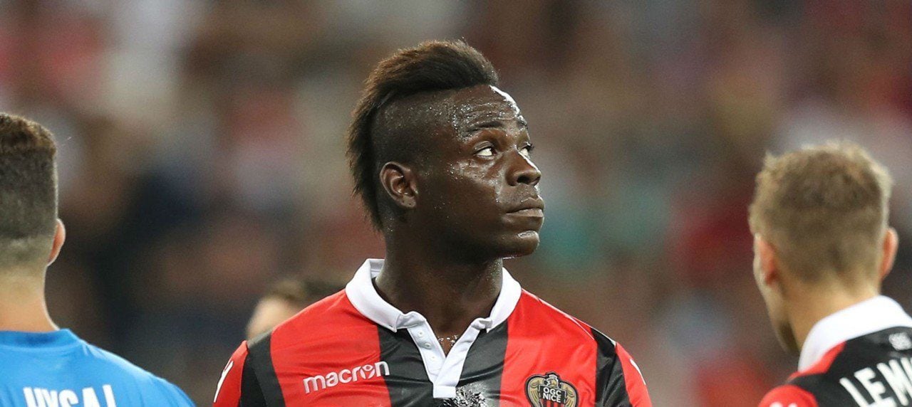 Mario Balotelli schaut nach oben|Mario Balotelli in martialischer Pose|Mario Balotelli in martialischer Pose