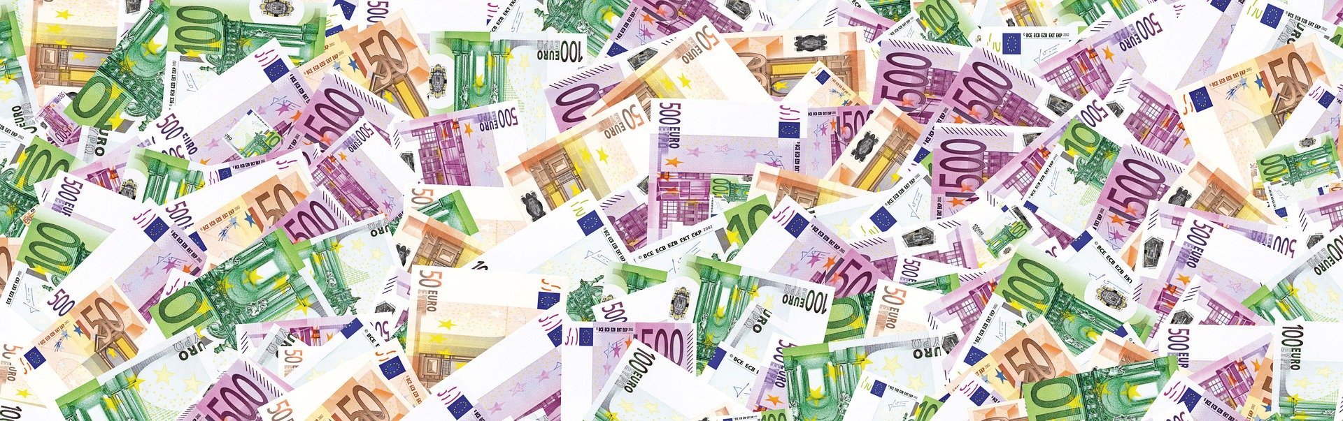 Euro-Noten auf einem Haufen