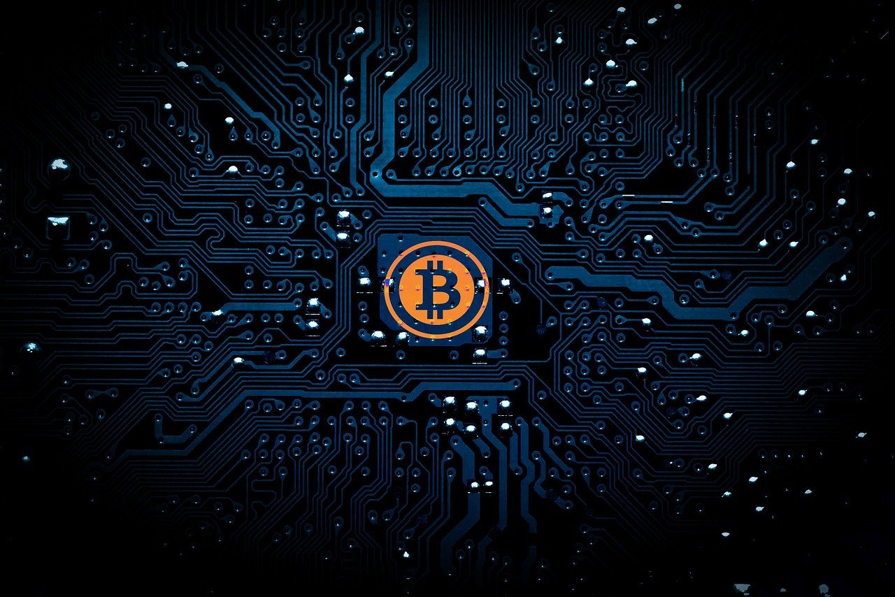 Bitcoin-Symbol auf schwarzem Hintergrund