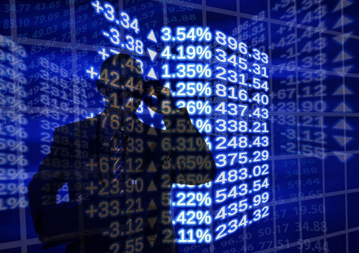 Schattenmann vor Aktienkursen|Aktienkurve auf Monitor|LottoPalace Logo