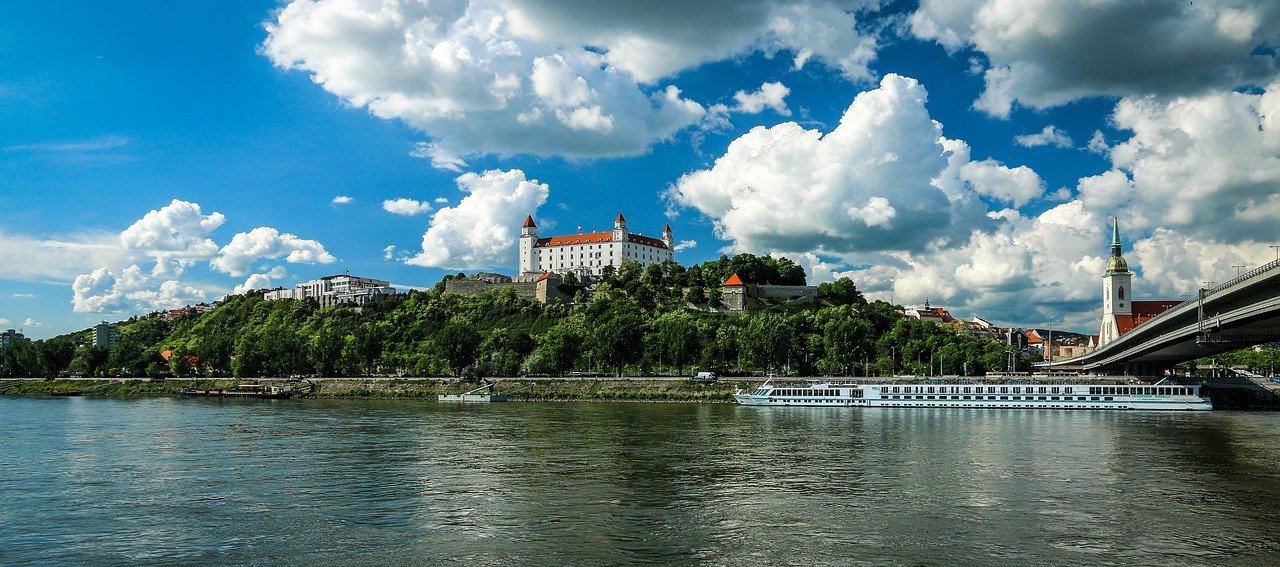 Die Donau und Burg in Bratislava|Die Fahne der Slowakei