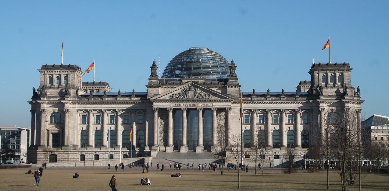 Bundestag in Berlin|Chips und Würfel auf Laptop|Empfangsgebäude des BGH|Der Deutsche Bundestag|Der Deutsche Bundestag