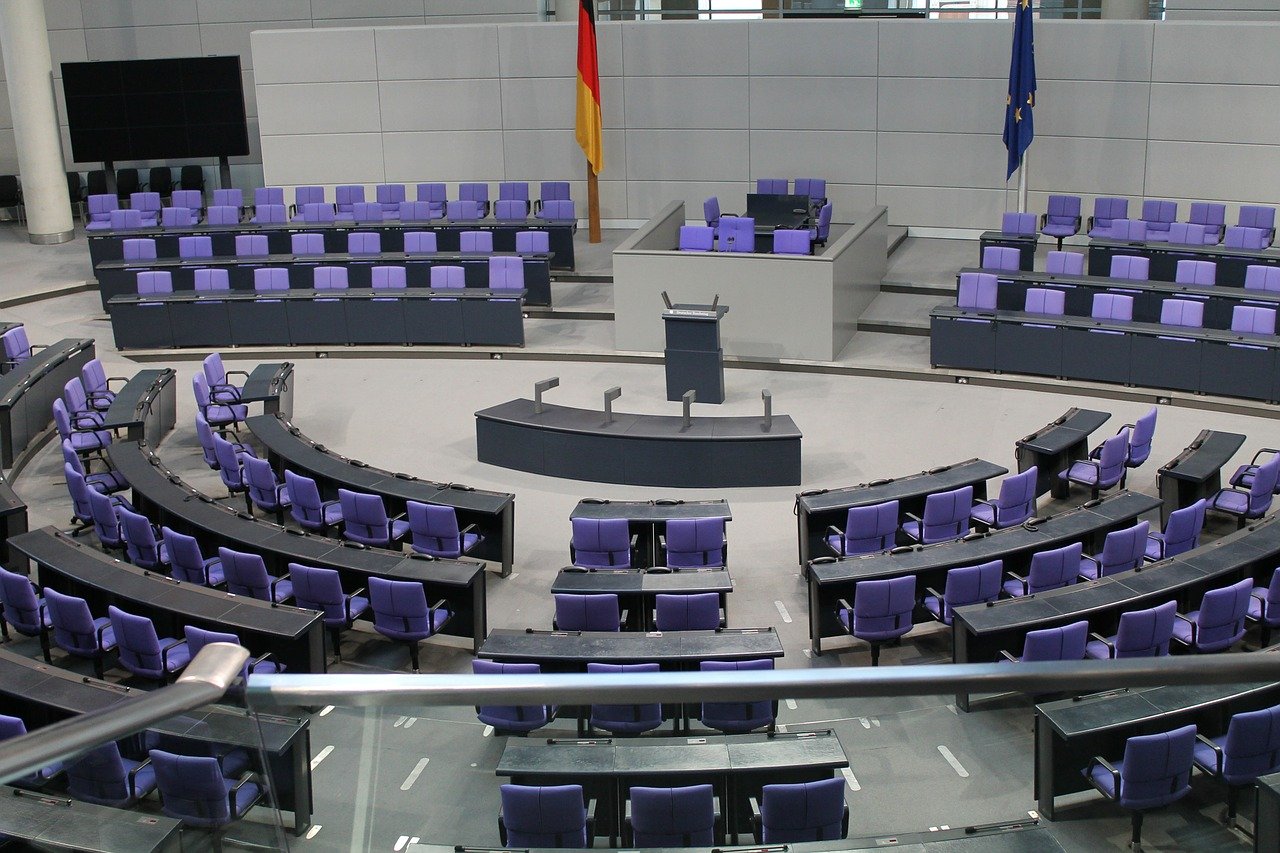 Innenraum des Bundestags|Schriftzug am Deutschen Bundestag