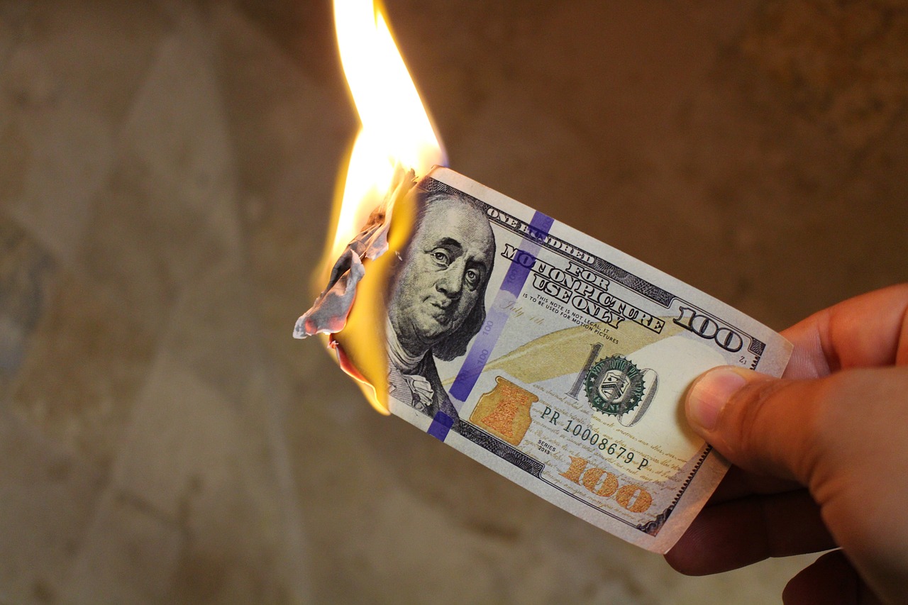 Ein brennender Geldschein|Nicki Minaj und Meek Mill