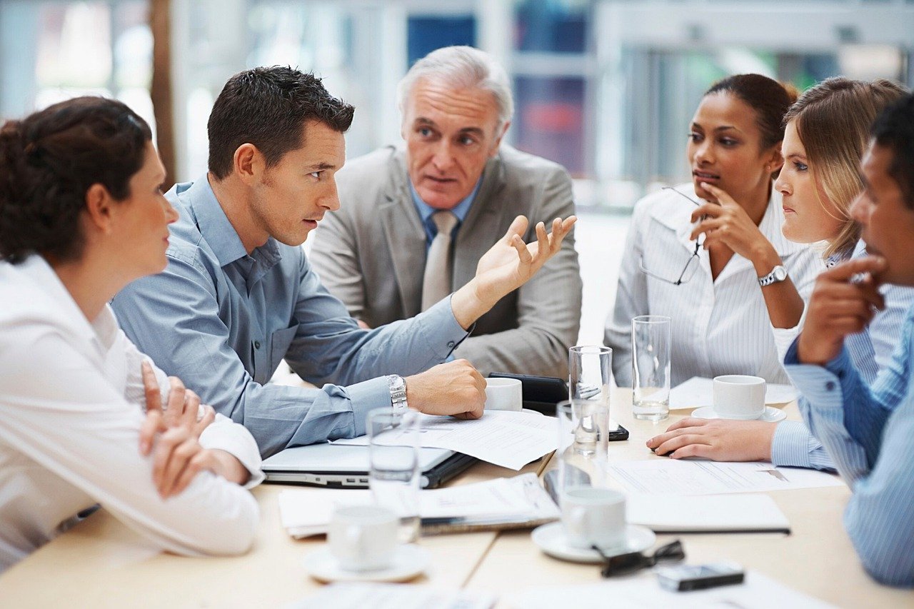 Treffen Diskussion Personen am Tisch Dokumente Papiere