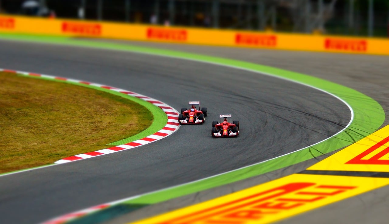 Zwei Ferraris auf der Rennstrecke von Barcelona|Die Spitze des Mercedes Rennwagens