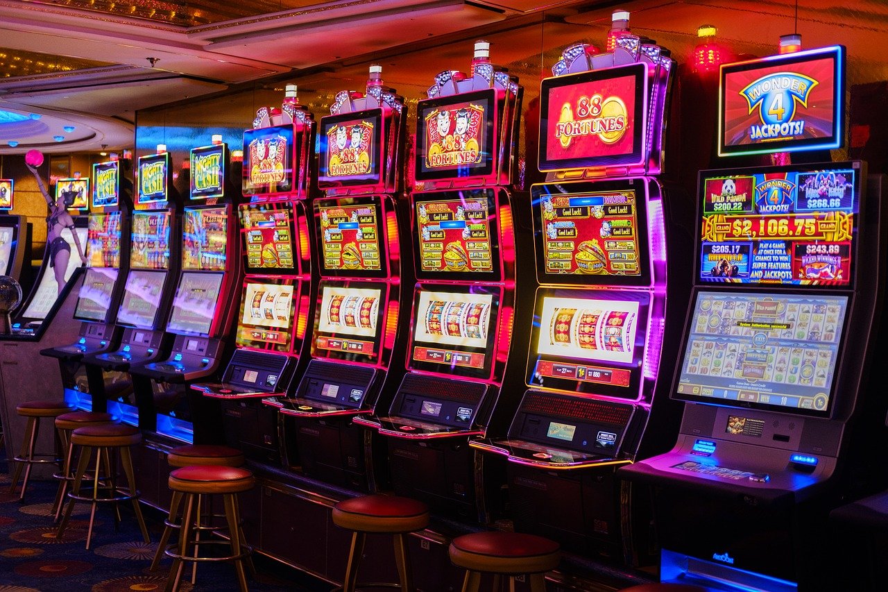 Spielautomaten in einem Casino|Georg Stecker im Gespräch|Postkartenkampagne der DAW