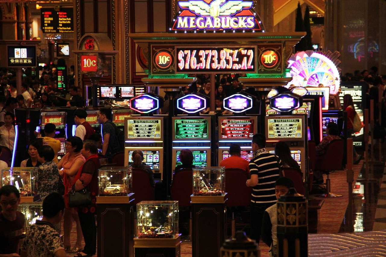 Spielautomaten in einem Casino in Macau