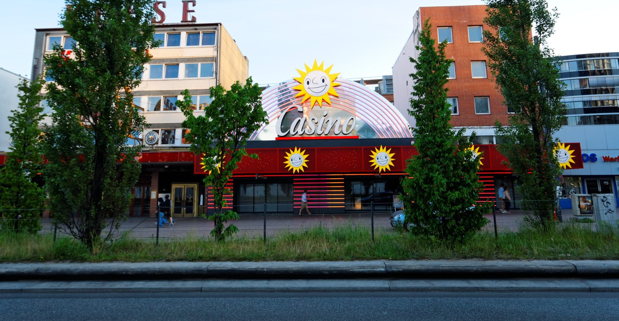 Eine Spielhalle an einer Straße