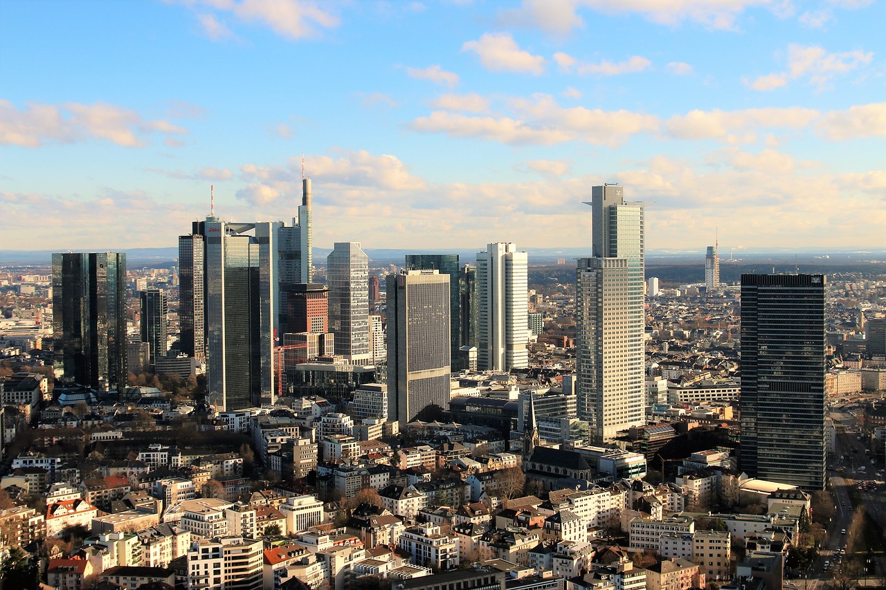 Die Skyline von Frankfurt am Main|Eine digitale Lootbox|Deutschlandkarte mit Bundesländern