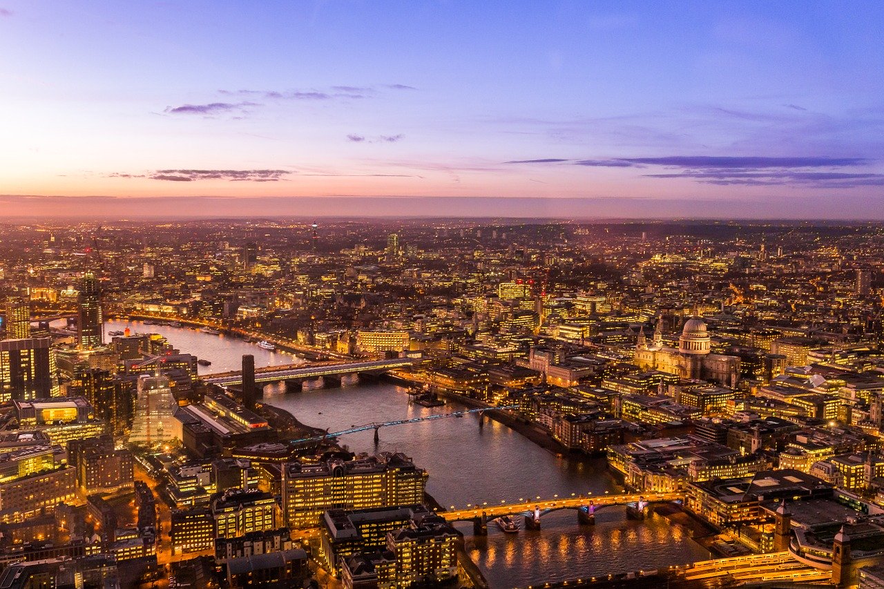 Luftbild von London bei Nacht