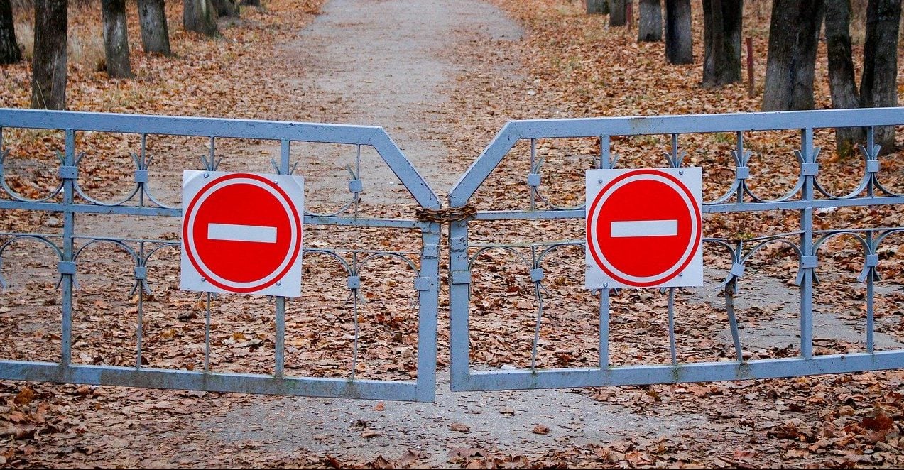 Ein Tor mit Stop-Zeichen