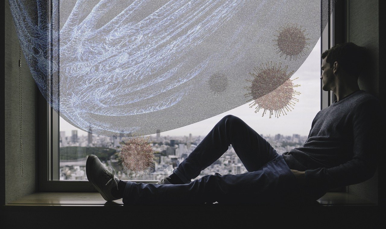 Person sitzt während Isolation am Fenster Coronavirus fliegt in der Luft