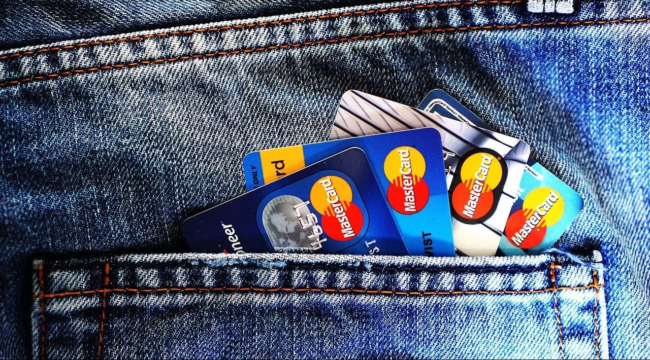 Kreditkarten in einer Hosentasche