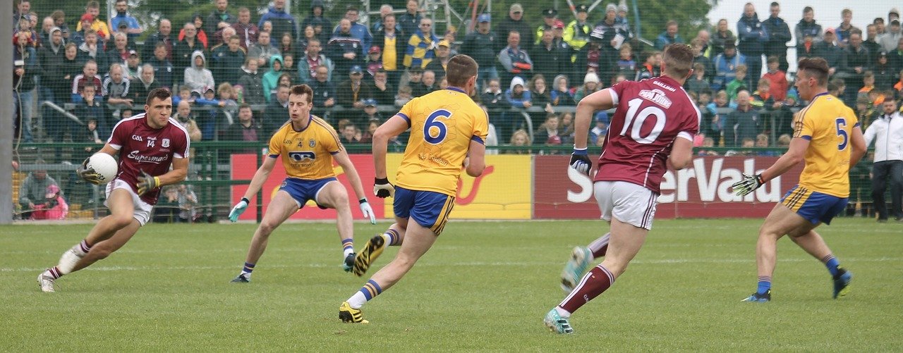 Gaelic Football-Spieler auf einem Feld