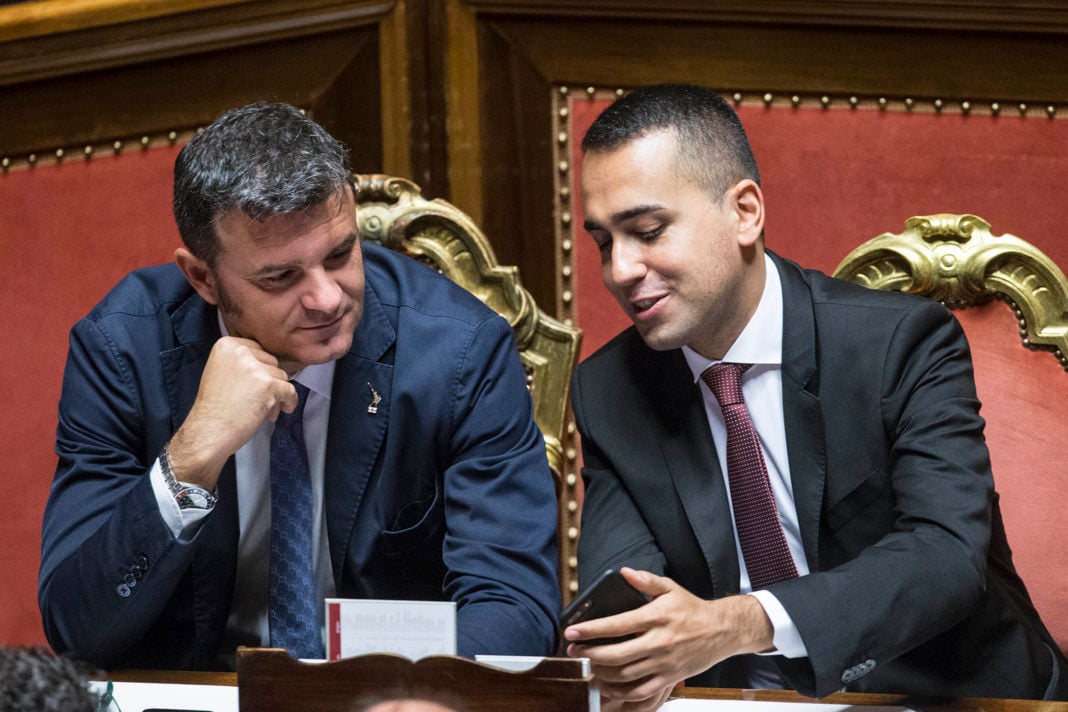 Gian Marco Centinaio und Luigi Di Mario im Senatorensaal|Diskussion im Saal der Senatoren|No Slot Logo für öffentliche Orte