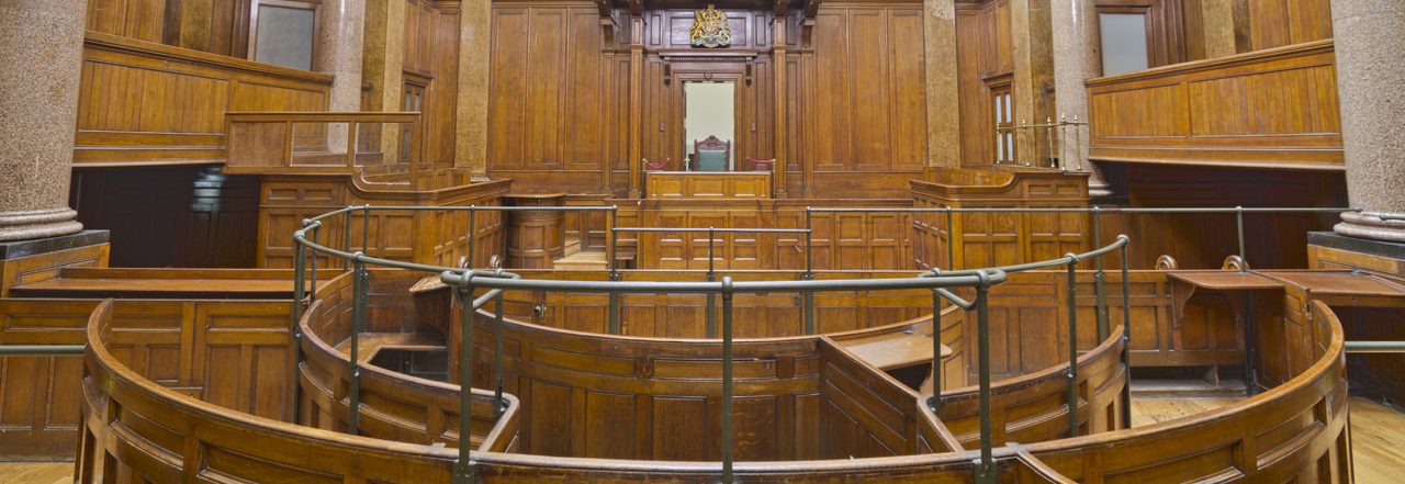 Gerichtssaal in Großbritannien|Frau mit einem Kind