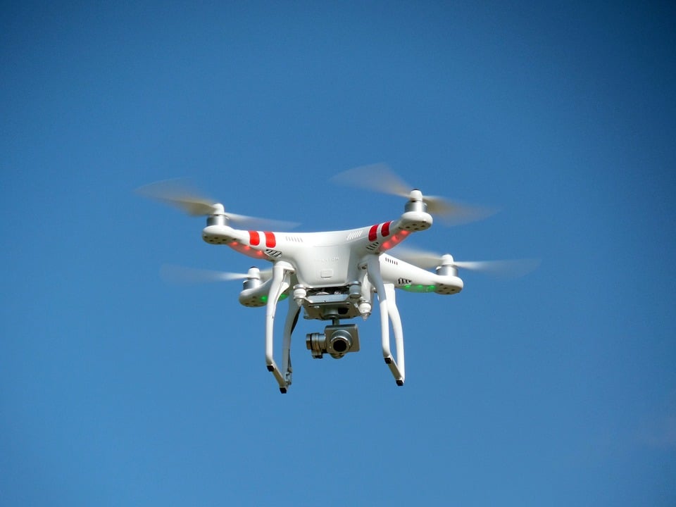 Drohne am Himmel mit Kamera