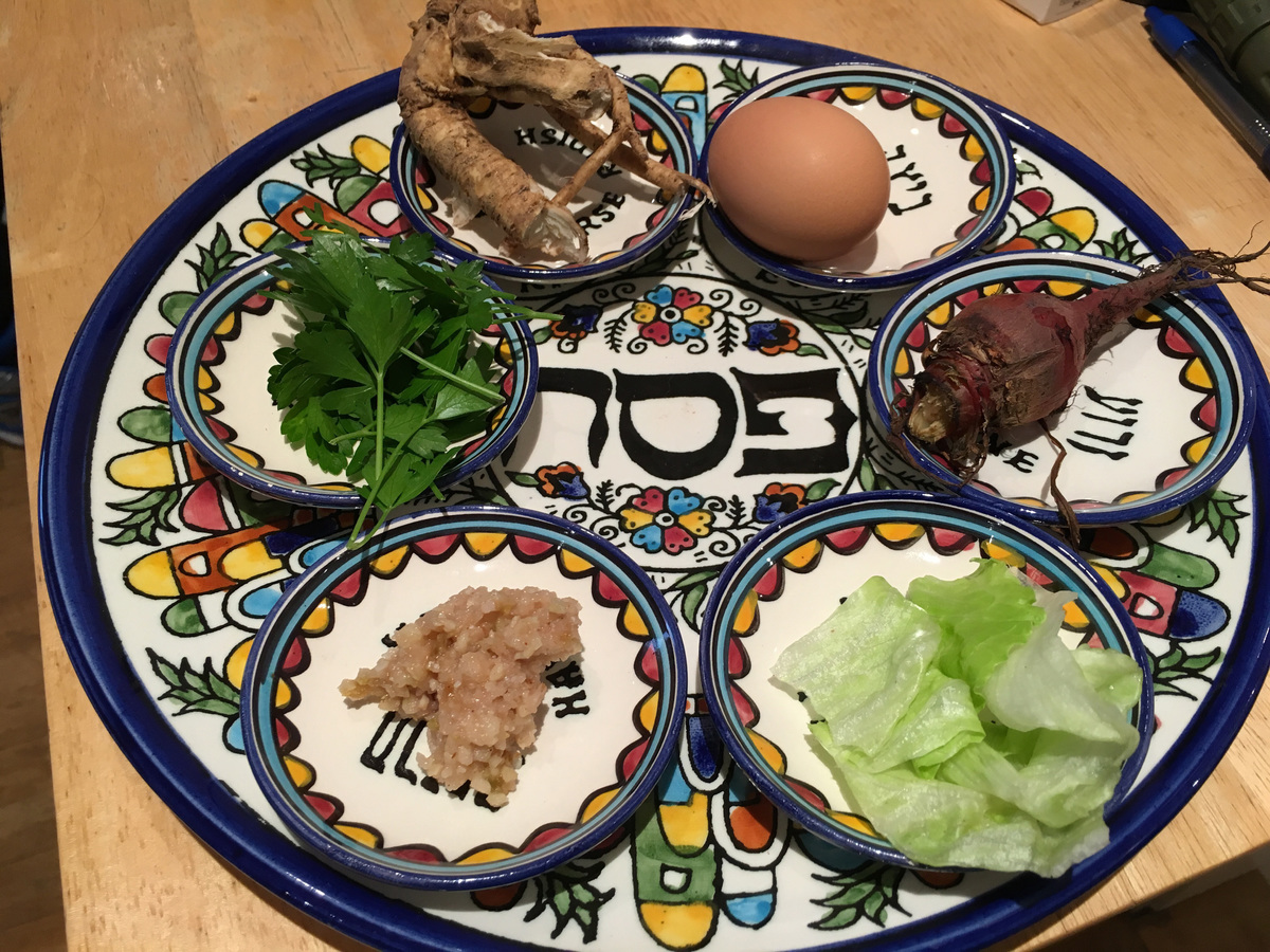 Essen auf Teller mit hebräischer Schrift