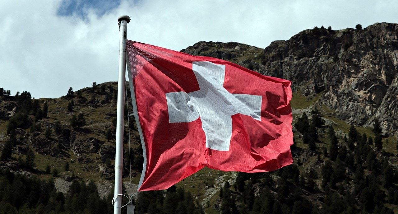 Die Schweizer Flagge vor einem Bergmassiv