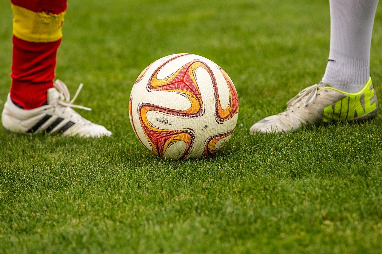 Fußball auf Rasen zwei Spieler Füße Fußballschuhe|Fußball in der Ecke Stadion Eckstoß